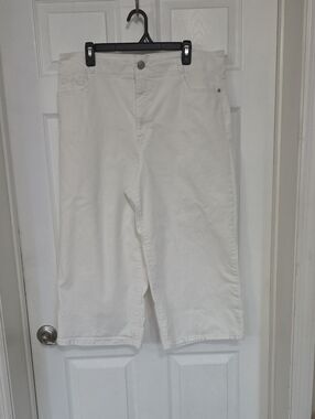 Gloria Vanderbilt White Cropped Jeans